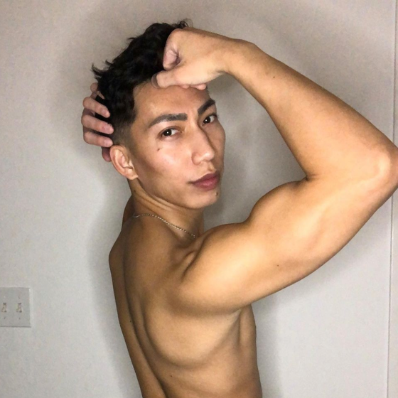This sexy gaymer is an expert at ‘Elden Ring’, ‘Hades’, and flaunting his ripped body