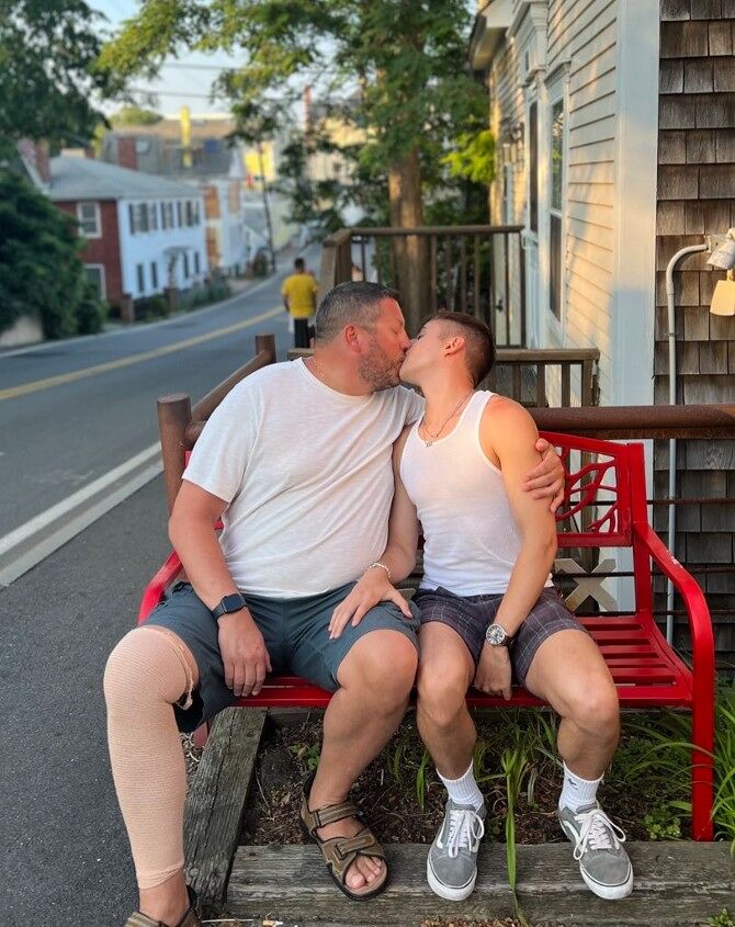 bretlabelle-stanchris-kiss.jpg?auto=comp