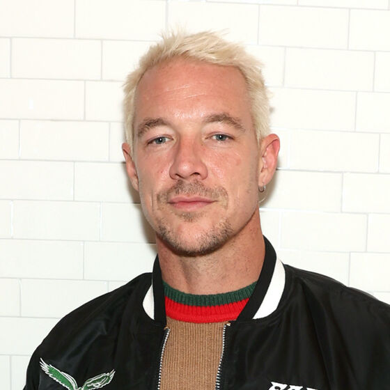 Diplo shows off his ripped abs in Italy & now we’re so “not not gay” for him