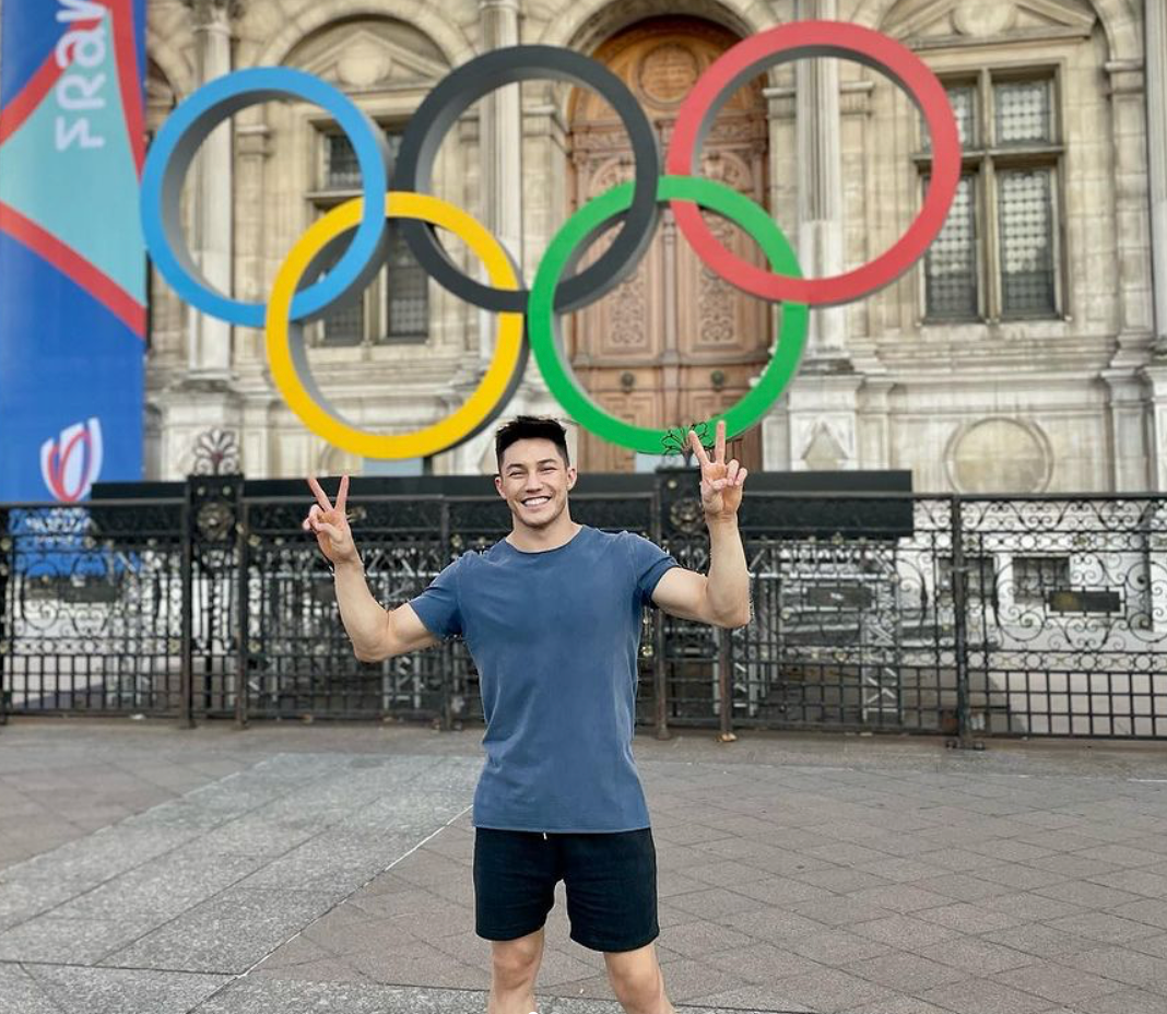 Arthur Nory in front of the Olympic rings. 