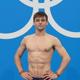 Tom Daley returns to the pool for the first time in 2 years and wins gold