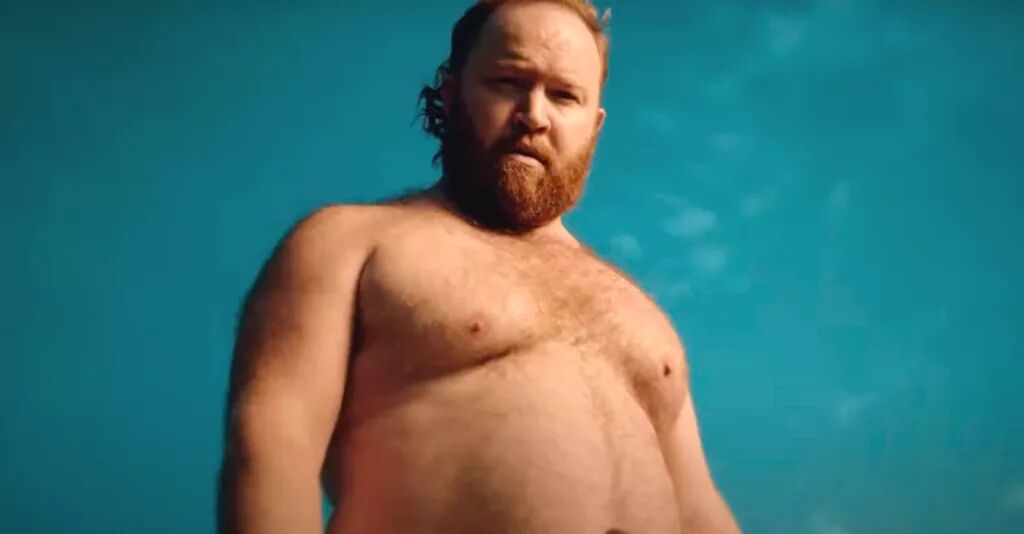 Chunky bear recreates Jeremy Allen White’s Calvin Klein ad