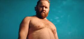 Chunky bear recreates Jeremy Allen White’s Calvin Klein ad
