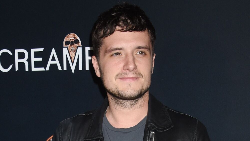 The gays are swarming all over 'The Beekeeper' hottie Josh Hutcherson - Vimarsana News