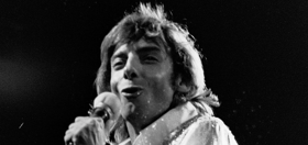 That time Barry Manilow performed at a gay bathhouse in 1972: “For me, it was a job for 75 bucks”