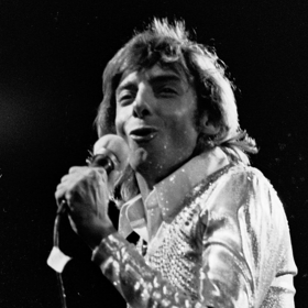 That time Barry Manilow performed at a gay bathhouse in 1972: “For me, it was a job for 75 bucks”