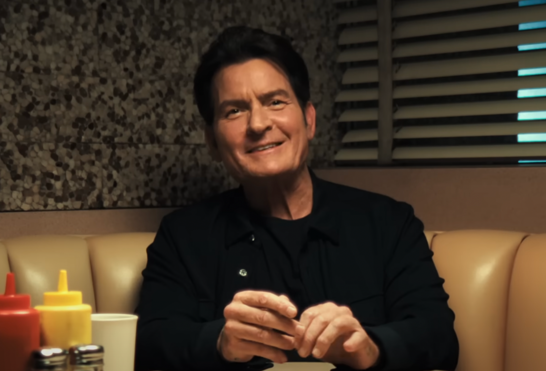 Charlie Sheen says it’s “liberating” to finally talk about having sex with men: “A lot of it was fun”